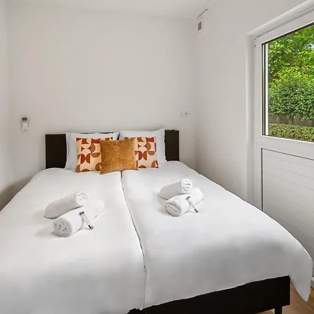 Appartement Private W Small Garden, Airco, Kitchen