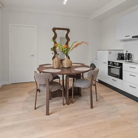 Private W Small Garden, Airco, Kitchen Appartement